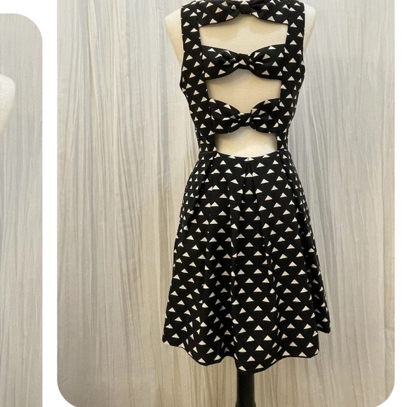 Forever 21 Triangle print bow back cut-out dress- Small. Side zipper closure - Picture 4 of 7